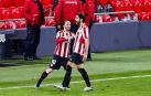 Rául García celebra junto a Iker Muniain uno de sus dos goles ante el Getafe