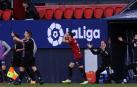 Jagoba Arrasate, Alkiza y Kike Barja protestan a Estrada Fernández en el Osasuna-Granada de este pasado domingo.