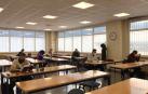 Alumnos de UNED Pamplona estudiando en la biblioteca. Habrá horario especial para los exámenes.