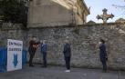 Entrada al cementerio de San José en Pamplona este domingo.