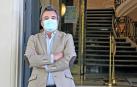Rafael Teijeira Álvarez, presidente del Colegio de Médicos de Navarra, ante la puerta de la entidad en Pamplona.