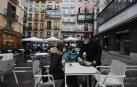 Varios clientes son atendidos en una terraza de la plaza del Ayuntamiento en Pamplona