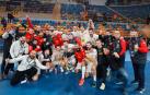 Los Hispanos celebran el pase a semifinales, con los navarros Iosu Goñi y Sergey Hernández (primero y segundo desde la derecha en la fila de abajo).