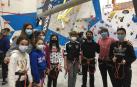 Niños y niñas de Anadi, la asociación navarra de diabetes, en el rocódromo.