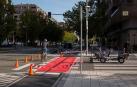 Pintura roja para indicar los cruces de Pío XII con paso de bicis y vehículos