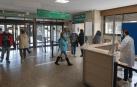 Imagen del vestíbulo del Hospital Reina Sofía de Tudela con el punto de información instalado en la entrada al centro a la derecha de la fotografía.