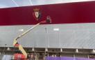 El nuevo estadio de El Sadar ya tiene escudo.