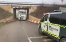 VÍDEO | Un camión se empotra en un puente de Caparroso