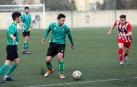 Un jugador del Beriáin protege el balón ante el Rotxapea en un partido de Preferente el año pasado.