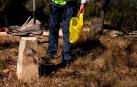 Una persona recoge basura en el Camino de Santiago.
