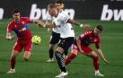 El Valencia respira y asfixia al Elche