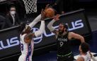 Ricky Rubio intenta penetrar ante la oposición de Dwight Howard.
