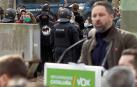 Agentes controlan a un grupo antifascista mientras Abascal interviene en un acto electoral celebrado este sábado en el parque de la Dehesa de Girona.