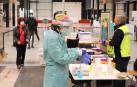 Varias personas esperan para realizarse una PCR en Refena.