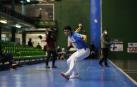 Jokin Altuna golpea una pelota en el ancho del frontón Beotibar de Tolosa este lunes por la noche.