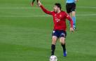 Jonathan Calleri levanta el brazo ante una decisión de Alberola Rojas.