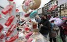Largas filas en el mercadillo de San Blas, que este año se ha trasladado al paseo de Sarasate.