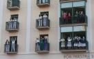 Residentes, trabajadores y religiosas de la residencia de ancianos Nuestra Señora de Gracia, en los balcones durante los aplausos del pasado confinamiento