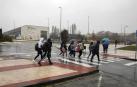 Varios escolares atraviesan una zona limitada a 20 km/h en Sarriguren.