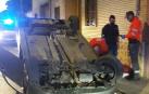Un conductor novel choca con dos coches aparcados y vuelca en Cortes