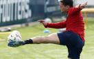 El Chimy Ávila golpea el balón el pasado viernes en Tajonar.