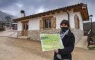 Yolanda Ruiz Pino, trabajadora del área de acogida de Baquedano,  muestra un mapa del valle el sábado en el acceso a la reserva.