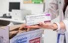 La vacuna AstraZeneca ya se distribuye en España entre dudas sobre su eficacia