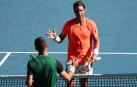 Nadal saluda a Djere tras su victoria.