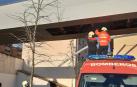 Bomberos, en el momento de la retirada de las chapas.