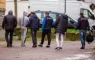 Agentes de la Ertzaintza buscan pruebas en el lugar en el que un joven ha fallecido tras ser apuñalado en una calle de Vitoria.