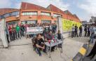 Trabajadores de Miasa en la puerta de la empresa, durante una rueda de prensa anterior.