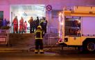Bomberos en las puertas del Hospital Puerta del Mar de Cádiz, donde un paciente con covid ha provocado un incendio para escapar.