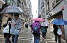 Turistas frente al sol y la lluvia en Navarra