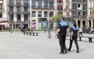 Dos agentes de Policía Municipal de Pamplona en la Plaza del Castillo