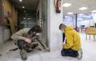 La Escuela Taller de Carpintería renueva los suelos del centro San Juan Bosco
