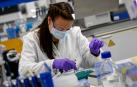 Una analista de laboratorio, en la sede belga de la empresa farmacéutica Janssen.