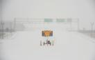 Una señal advierte a los motoristas después de una súbita e intensa nevada en la Autopista 463 en Madison, en Jackson, Mississippi (EE UU).