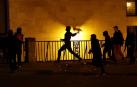 Algunos manifestantes han cruzado e incendiado contenedores en calles del Casco Viejo de Pamplona