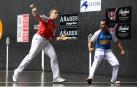 Aimar Olaizola dirige de zurda en presencia de Oinatz Bengoetxea ayer en el frontón Bizkaia.