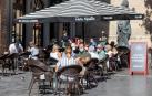 Clientes en una terraza en Zaragoza. Aragón vuelve a la normalidad tras doblegar la curva de infecciones de la segunda ola de coronavirus