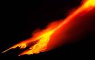 El volcán Etna, situado en la costa este de Sicilia, ha entrado en erupción y ha expulsado columnas de lava y humo que han alcanzado los mil metros de altura.