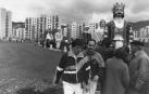 Mari Ganuza y Jose Manuel Albéniz, de la Comparsa de Pamplona, vestidos de pamplonica y abrigados con chaquetas de chándal el 28 de abril de 1991.