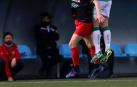 Rodri Fernández de Barrena, agachado en el banquillo del Beti Kozkor, en el partido que le enfrentó al San Juan, tras el que fue destituido.