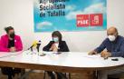 Pili Ester, en el centro, estuvo acompañada por Esther Iso, portavoz del PSN en el consistorio; y Alberto Rey, edil de Industria.
