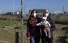 Decenas de personas han participado este sábado en Noáin en la plantación de árboles organizada por el Ayuntamiento de la localidad.