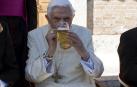 Benedicto XVI celebra su 90 cumpleaños con cerveza en una fiesta bávara
