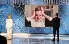 La actriz Emma Corrin, tras recibir su premio por 'The Crown', donde interpreta a Diana de Gales.