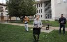 Carmen Izal en el parque Ribed, delante de la casa de cultura. A su derecha, José Vicente Urabayen, técnico de cultura; a la izquierda, Pello Gurbindo, edil de Cultura.