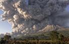 El volcán indonesio Sinabung lanza una columna de humo de 5.000 metros de altura