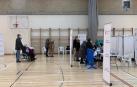 Fotos del inicio de la vacunación a mayores de 90 años en polideportivos de Pamplona.